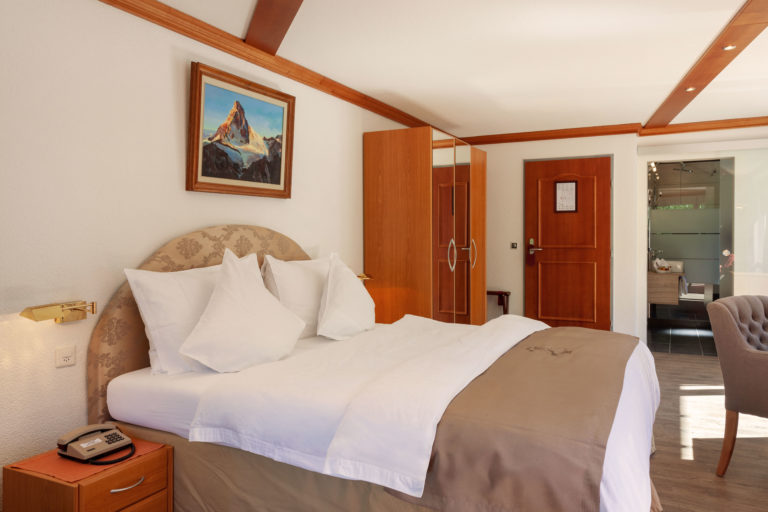 Hotel Beau Rivage Zermatt Doppelzimmer Deluxe Blick zum Matterhorn Bett