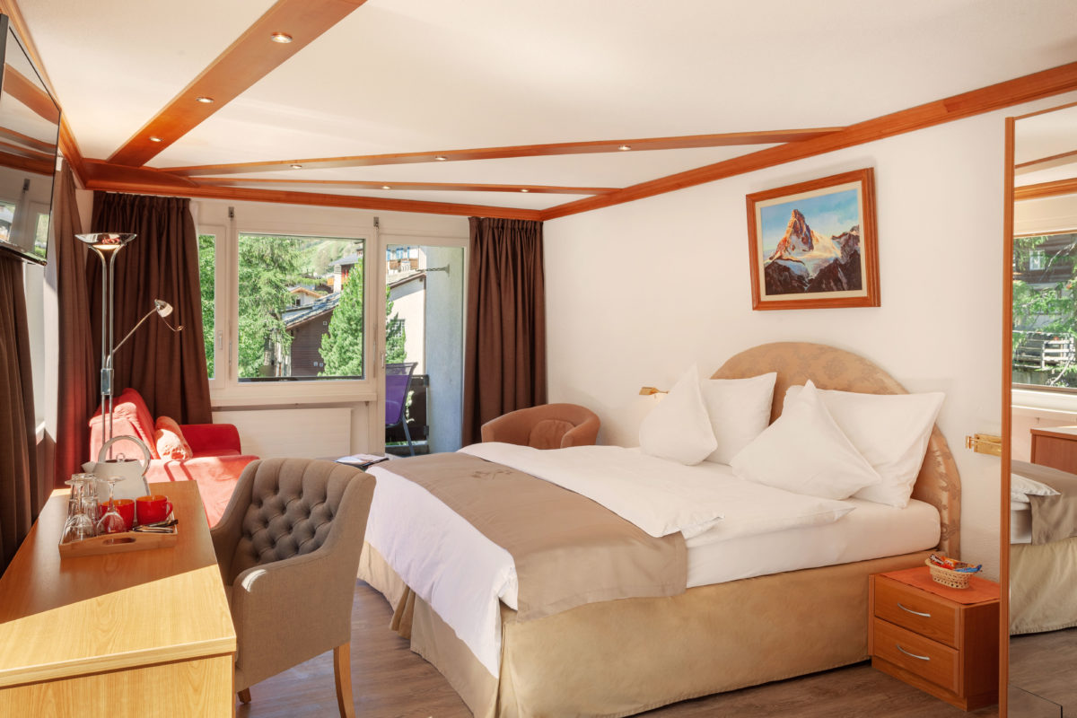 Hotel Beau Rivage Zermatt Doppelzimmer Deluxe Blick zum Matterhorn Schlafen