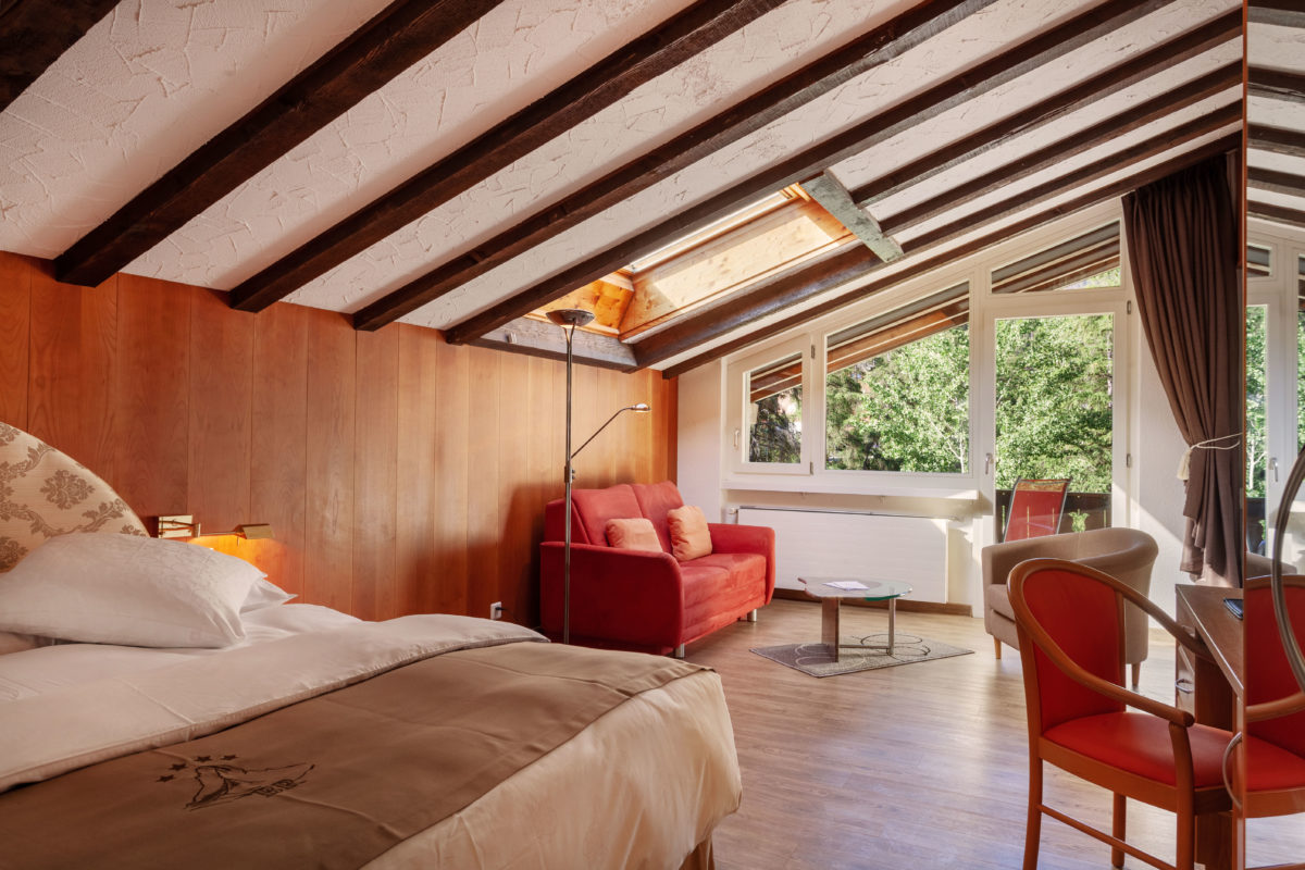 Hotel Beau Rivage Zermatt Doppelzimmer Deluxe Blick zum Matterhorn Schlafzimmer Dachgeschoss